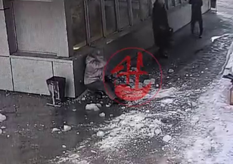 Глыба льда упала на жительницу Новосибирска у входа в метро