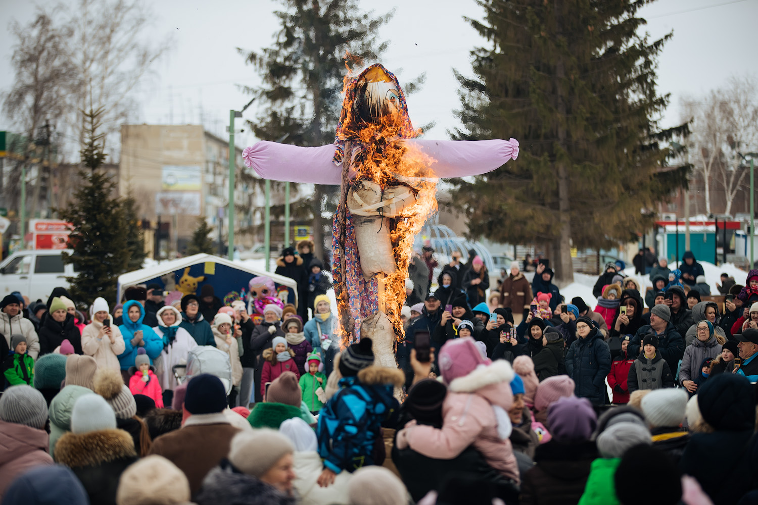 «С огоньком и со вкусом»: В Криводановке проводили зиму и Масленицу