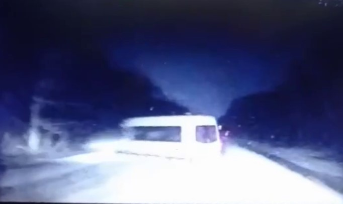 Момент столкновения микроавтобуса с грузовиком под Новосибирском попал на видео