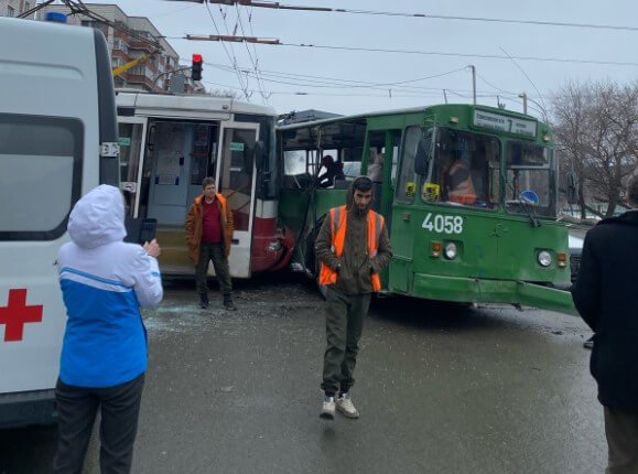 Столкновение трамвая и троллейбуса в Новосибирске проверяет Следком