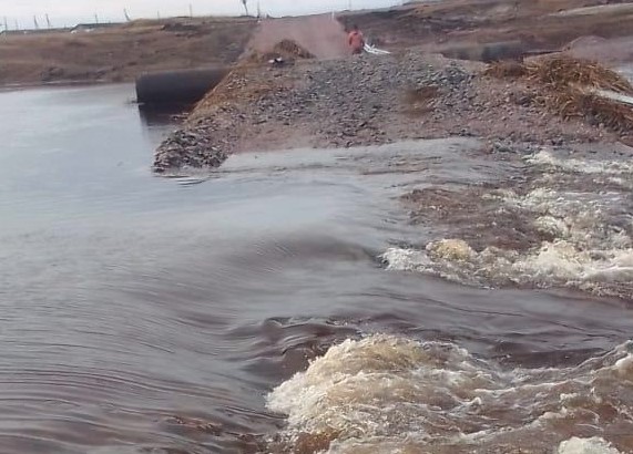 В Новосибирской области паводок размыл переправу, используемую вместо рухнувшего моста