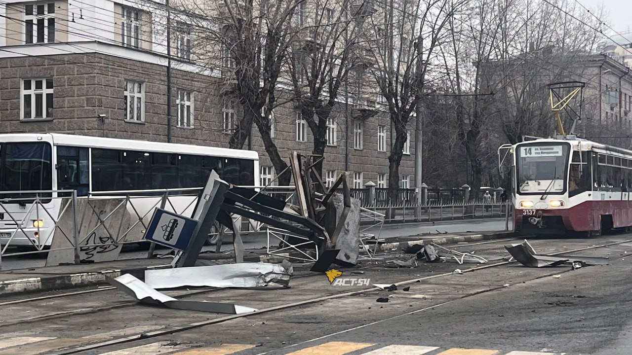 В Новосибирске автомобиль снес трамвайную остановку у СГУПСа. Водитель скрылся