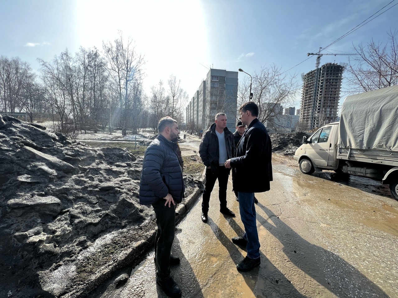 Улицу Лебедевского в Новосибирске затопило водой и глиной из-за ближайшей  стройки | 05.04.2024 | Новосибирск - БезФормата