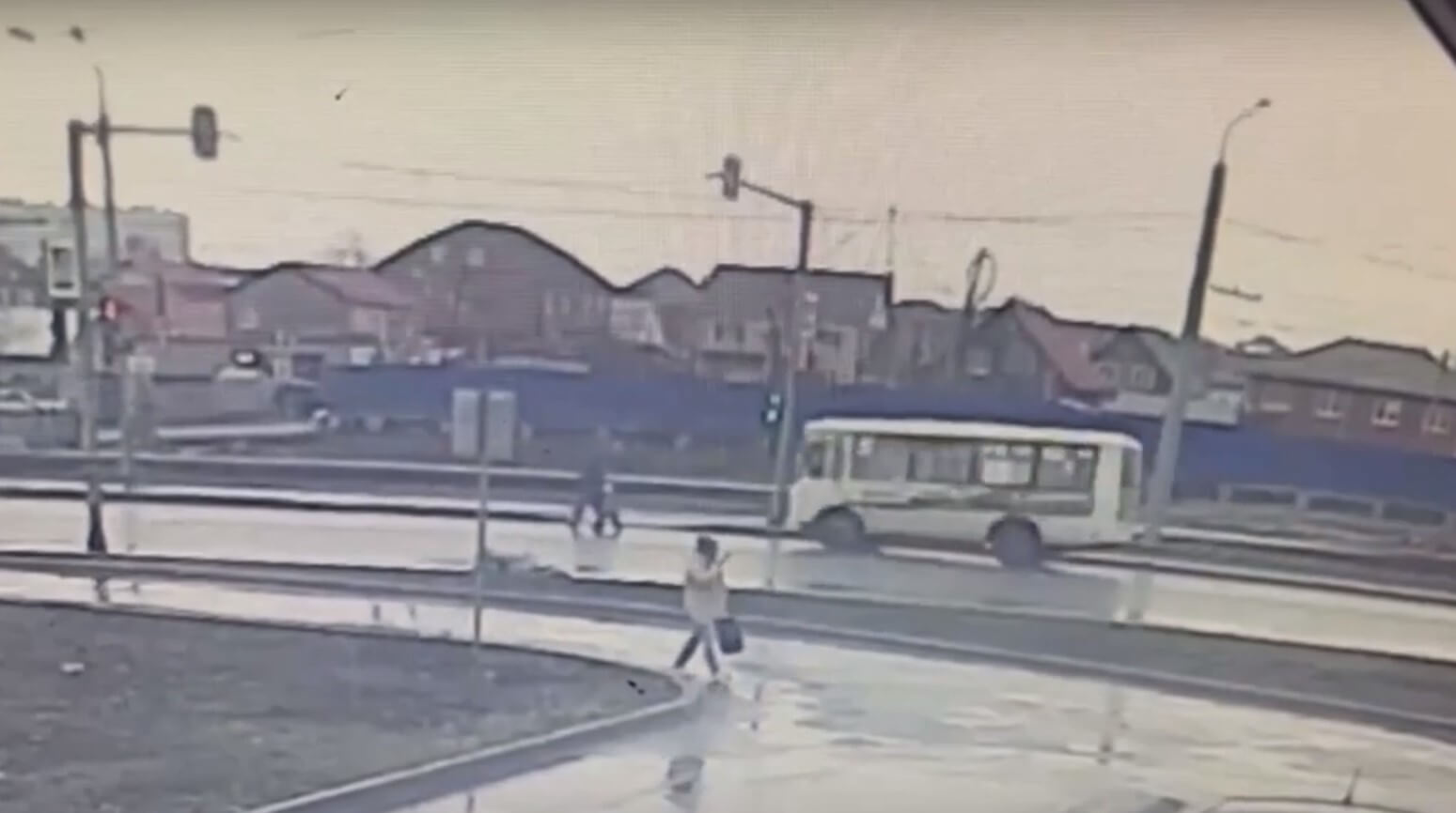 В Новосибирске рейсовый автобус сбил женщину с 5-летней девочкой на «зебре»