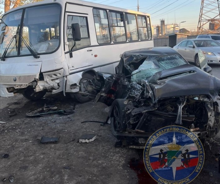 Спасатели показали последствия смертельного ДТП с автобусом в Новосибирске