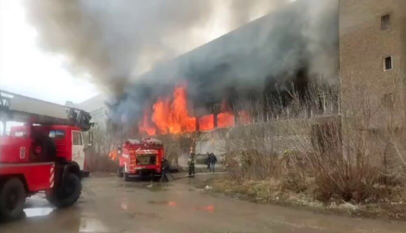 Крупный пожар в Новосибирске: Горит склад с автозапчастями на Станционной