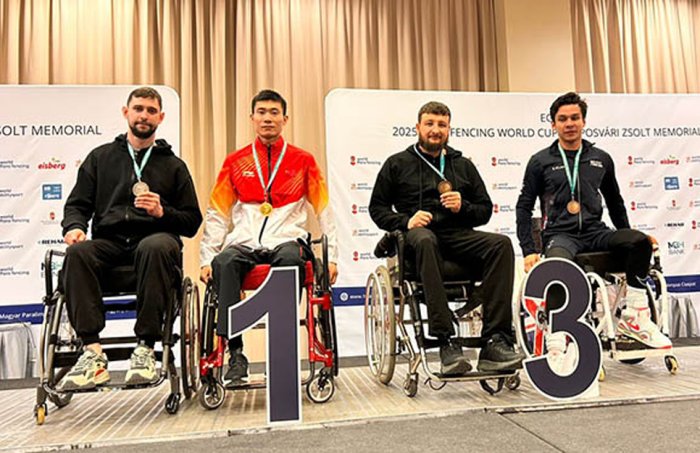 Фото: sport.nso.ru (Максим Шабуров слева)