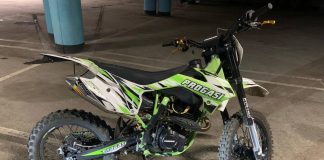 Питбайкер без прав поранил 14-летнюю девочку, пытаясь скрыться от новосибирской полиции