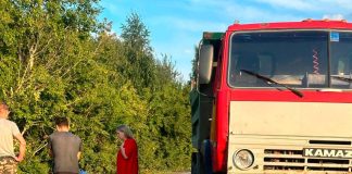 КамАЗ врезался в электромопедиста под Новосибирском