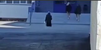 «Стоял на коленях и кричал»: В Новосибирске мужчина напугал школьников