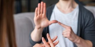 Международный день жестовых языков: Когда установили праздник