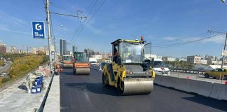 «Движение откроем в октябре»: На новосибирском Димитровском мосту укладывают асфальт