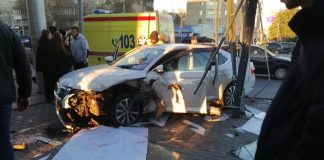 Автомобиль протаранил ограждение у входа в метро в центре Новосибирска