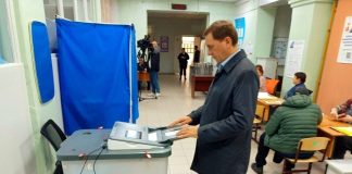 Известные новосибирцы приходят на избирательные участки в первый день трехдневного голосования