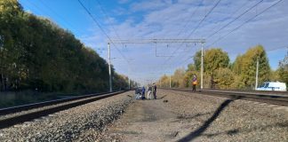 Грузовой поезд сбил новосибирца, переходившего ж/д пути в наушниках