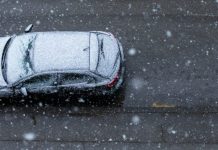 В Новосибирске из-за утреннего снегопада образовались серьезные заторы на дорогах