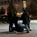 «Ему будут «собирать» лицо»: В Новосибирске неизвестные избили мужчину около ресторана