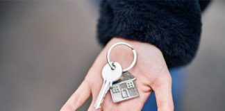 Новосибирская учительница приняла мошенников за ФСБ и отдала им квартиру