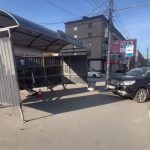 Новосибирская пенсионерка врезалась в остановку, перепутав педали: что известно о ДТП