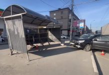 Новосибирская пенсионерка врезалась в остановку, перепутав педали: что известно о ДТП