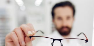 Новосибирец получил судимость за то, что бросил в возлюбленную очки