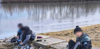 В Новосибирской области трое школьников едва не провалились под лед