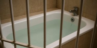 Новосибирец пять дней выбирался из собственной ванны, пока его не спасли