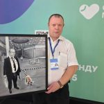 Художница нарисовала охранника новосибирского ТРЦ с лемуром в память о пандемии