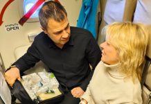 Пассажирке, почувствовавшей себя плохо в самолёте, помог новосибирский министр здравоохранения