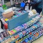 Неадекват разгромил кассу новосибирского супермаркета, не сумев расплатиться за товар