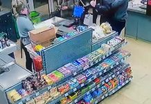 Неадекват разгромил кассу новосибирского супермаркета, не сумев расплатиться за товар
