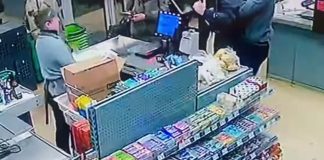 Неадекват разгромил кассу новосибирского супермаркета, не сумев расплатиться за товар
