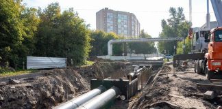 Около новосибирской многоэтажки начал обваливаться грунт из-за коммунальных работ