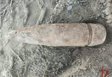 Экскаваторщик откопал артиллерийский снаряд около торгового центра в Новосибирске