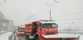 Новосибирские дорожники борются с аномальным снегопадом в усиленном режиме
