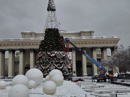 Главную ёлку Новосибирска «в русском стиле» собирают в Театральном сквере