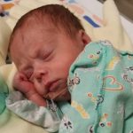 В Новосибирске недоношенного младенца выхаживали под запись голоса мамы