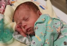 В Новосибирске недоношенного младенца выхаживали под запись голоса мамы