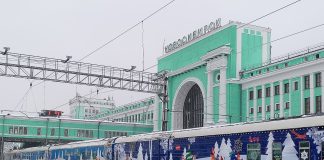 В Новосибирске заметили поезд Деда Мороза — официальной остановки не было