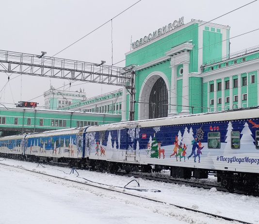В Новосибирске заметили поезд Деда Мороза — официальной остановки не было