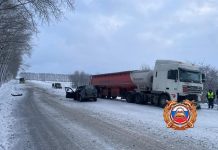 Водитель легковушки погиб при столкновении с цистерной в Новосибирской области