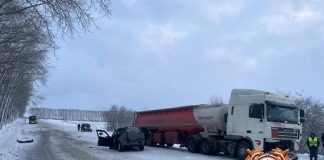 Водитель легковушки погиб при столкновении с цистерной в Новосибирской области