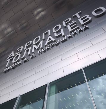 Иностранцы пытались попасть в Новосибирск через взятку долларами