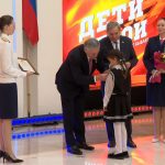 Новосибирской девочке-героине, спасшей братьев из горящего дома, вручили награду