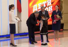 Новосибирской девочке-героине, спасшей братьев из горящего дома, вручили награду