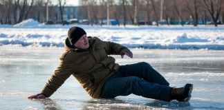 МЧС объяснило новосибирцам, как правильно падать на гололёде