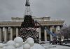 Главную ёлку Новосибирска «в русском стиле» собирают в Театральном сквере