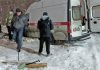 Откапывали всем двором: В Новосибирске скорая помощь застряла в сугробе