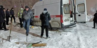 Откапывали всем двором: В Новосибирске скорая помощь застряла в сугробе