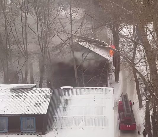 В Новосибирске вспыхнул барак, который планировали снести за счёт бюджета